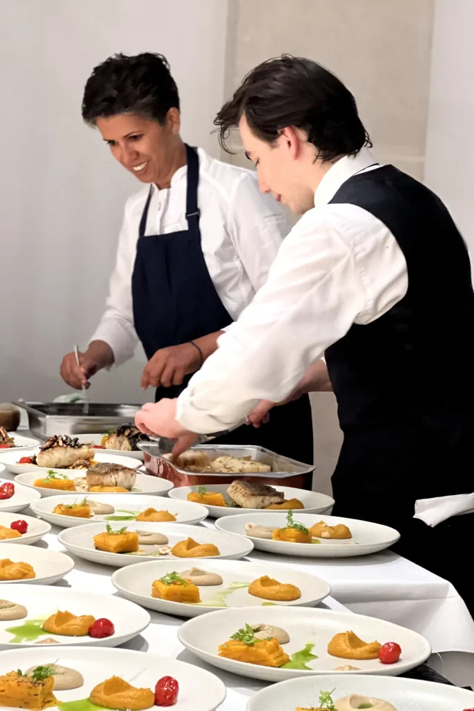 Mise en place avant service lors d'une prestation traiteur personnalisée - aevasions traiteur Paris